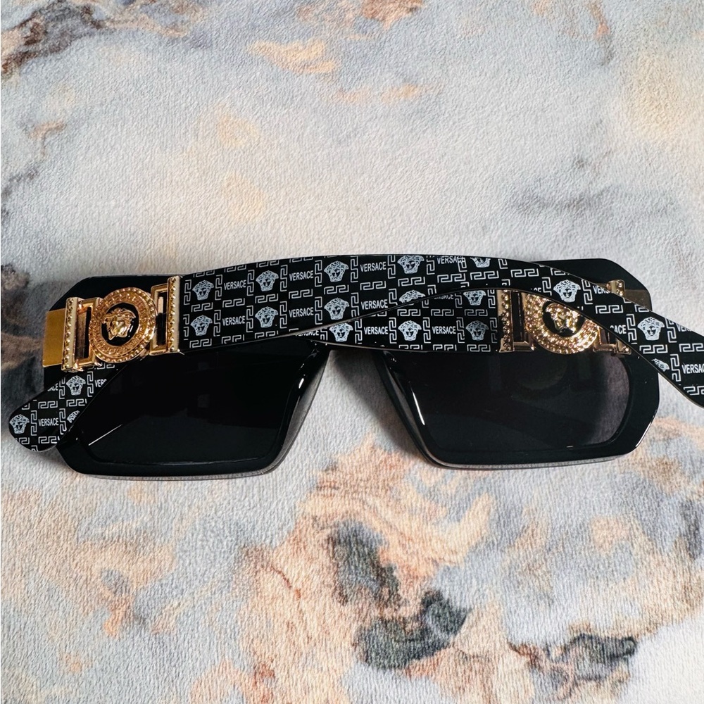 Gorgeous Versace Medusa Biggie - Picture 2 of 6